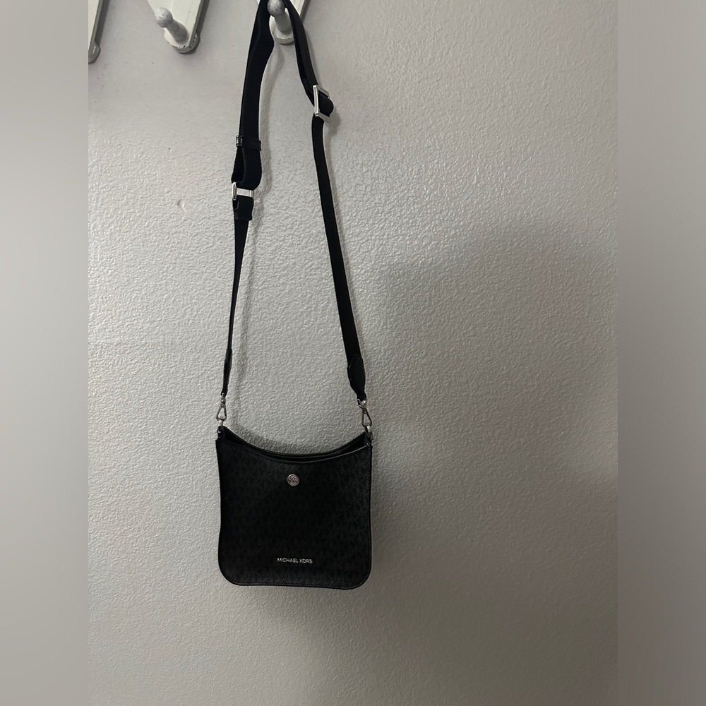 Micheal kors messenger bag